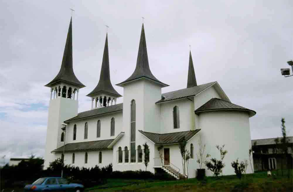Islandia 033 - Reykjavik - Háteigskirkja - iglesia protestante - 1997.jpg